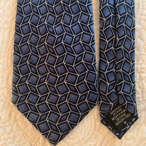 👀 Like New Men’s Handmade 100% Silk Tie w/Blue, Black & White Geometric Design